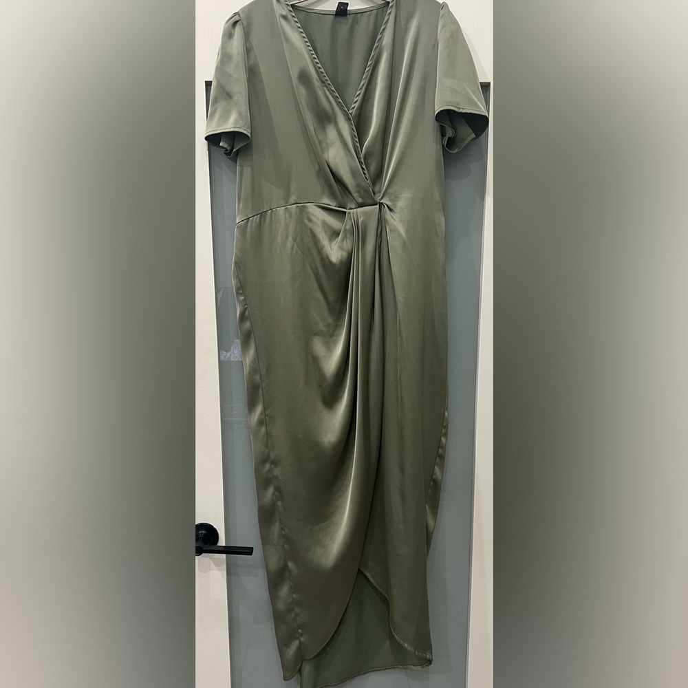 BOOHOO Elegant Olive Green Satin Maxi Dress Size JrsXL